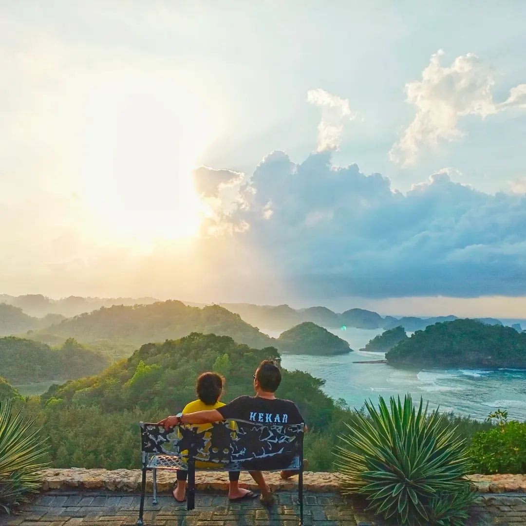 Pantai Teluk Asmara Malang, Pesona Raja Ampatnya Malang - JELAJAHNESIA.ID