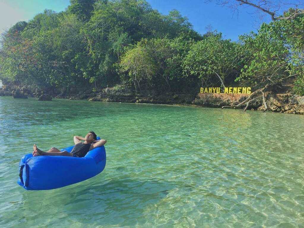 pantai malang dengan air tenang