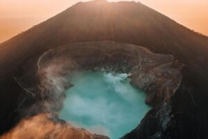 10 Keunggulan Kawah Ijen Yang Menjadi Alasan Wisatawan Berkunjung