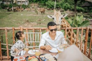 Review Baobab Safari Resort, Bisa Sarapan Dengan Jerapah lo!