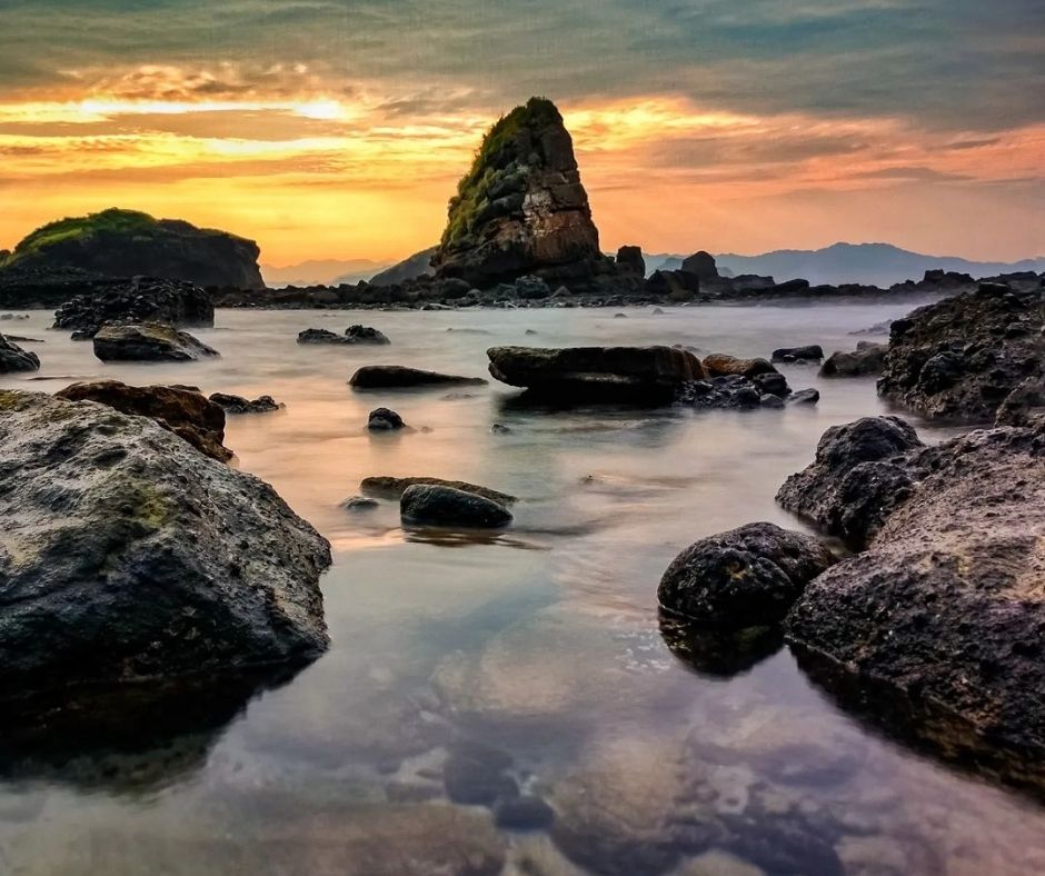 Pantai Tanjung Papuma: Hidden Gem Yang Ada di Jember - JELAJAHNESIA.ID