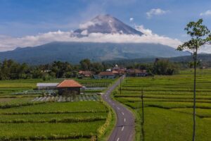 Menikmati Sunrise di Cafe Teras Semeru