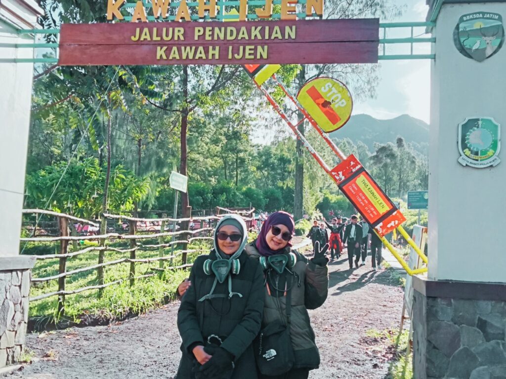 trekking bareng keluarga ke kawah ijen
