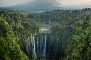 Panduan Super Lengkap ke Tumpak Sewu 2025: Jelajahi Surga Tersembunyi Spektakuler Lewat Jalur Malang!