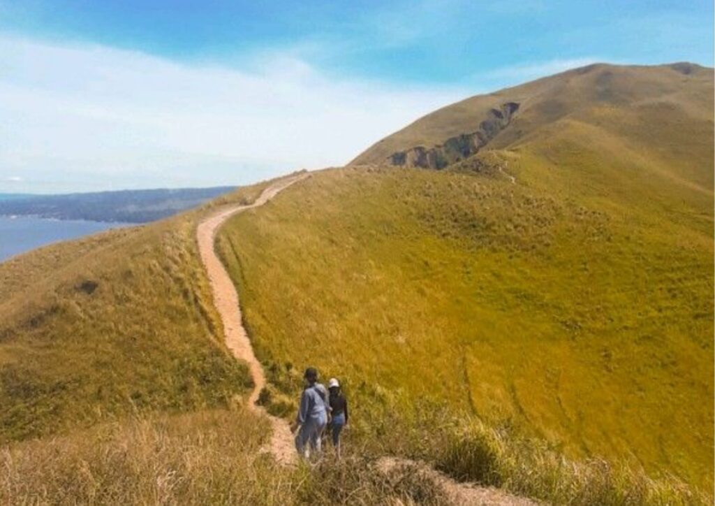 wisata bukit holbung