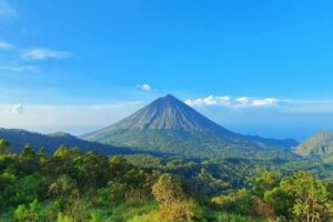 Menaklukkan Gunung Inerie NTT, Kerucut Perkasa di Jantung Flores