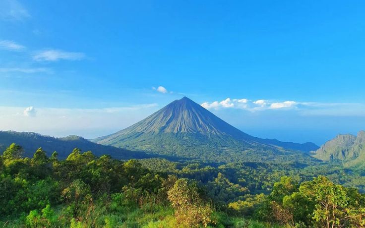 Gunung Inerie NTT