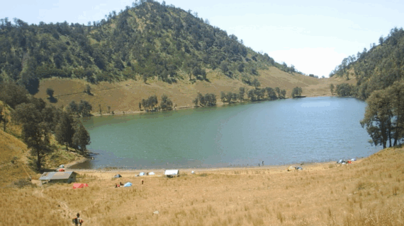 danau kembar di ranu pani