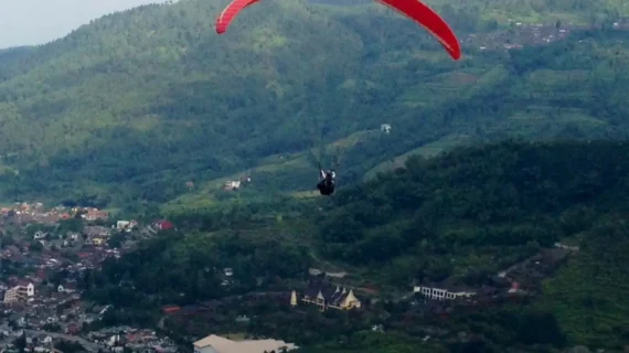 Paralayang Gunung Banyak Batu