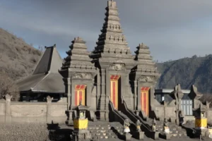 Apa Itu Pura Luhur Poten dan Mengapa Sangat Sakral di Bromo?