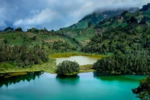 Telaga Warna Dieng: Daya Tarik, Tiket Masuk, Lokasi & Tips Berkunjung