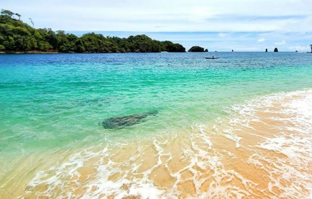 Pantai Tiga Warna