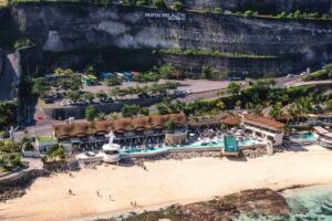 3 Pesona Spektakuler Pantai Melasti Bali yang Wajib Kamu Jelajahi